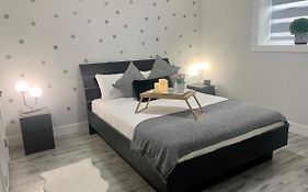 Luxurious & Stylish Two Bedroom Suite, Full Kitchen, Close To Vancouver
